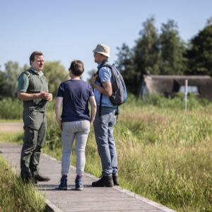 Boswachter in gesprek met recreanten.