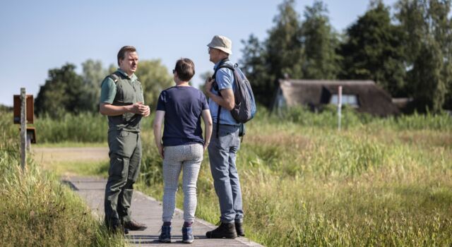 Boswachter in gesprek met recreanten.